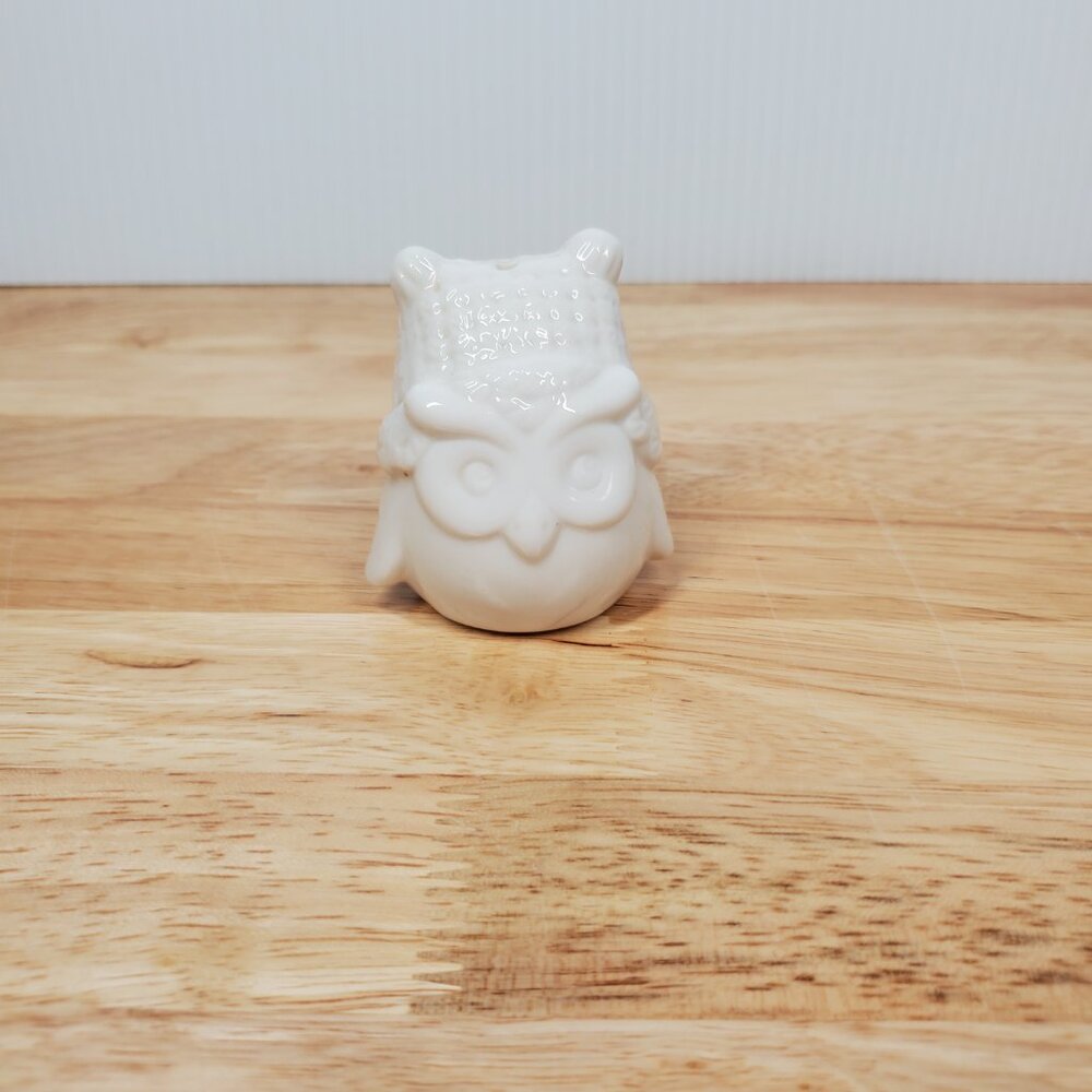 Owl with Winter Hat S&P Single Shaker Ceramic with White Glaze, 3 Holes and Cork